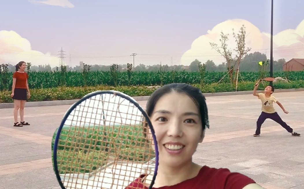 佩佩用毛线穿的球拍,跑到农村大广场去打球,看看毛线球拍能用吗_哔哩