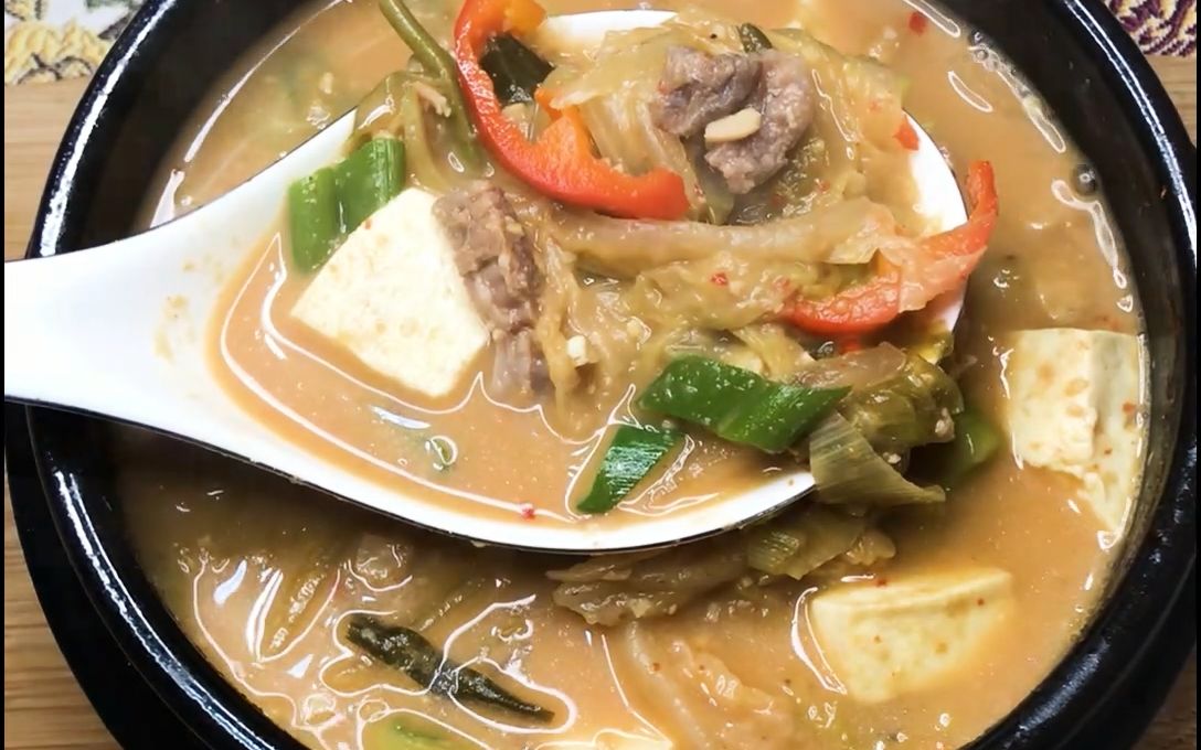 辣白菜臭酱汤家常做法,朝鲜族阿姨演示,这个季节喝上一碗真香