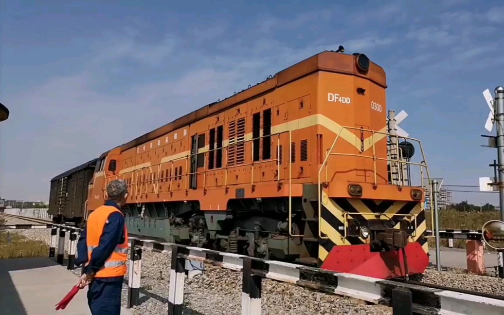 【df4dd0300】辽化铁路运输部自备车df4dd0300牵引一节棚车鸣笛通过与