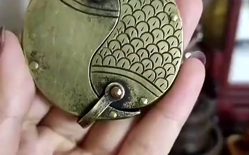 女友得到了一个小暗器,打开机关的那一刻,原谅我不厚道地笑了!