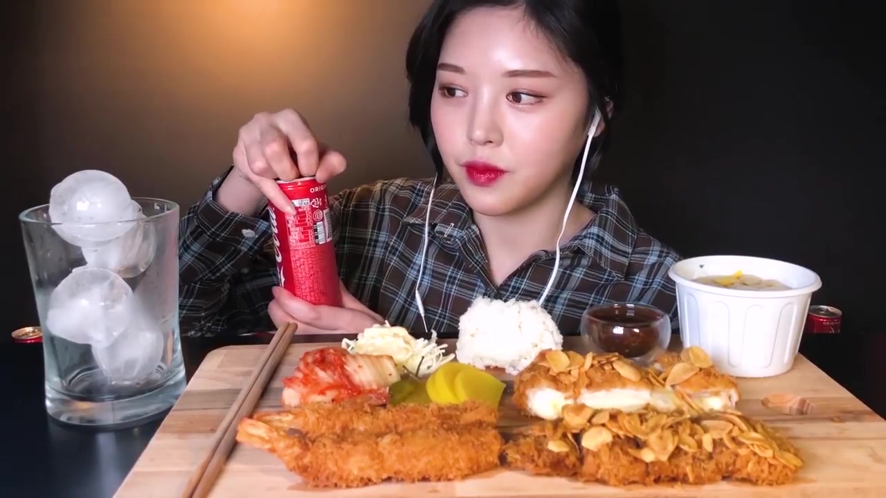 韩国美女吃播文福姬小姐姐脆炸猪排芝士猪排 快乐水_哔哩哔哩 (゜-゜)