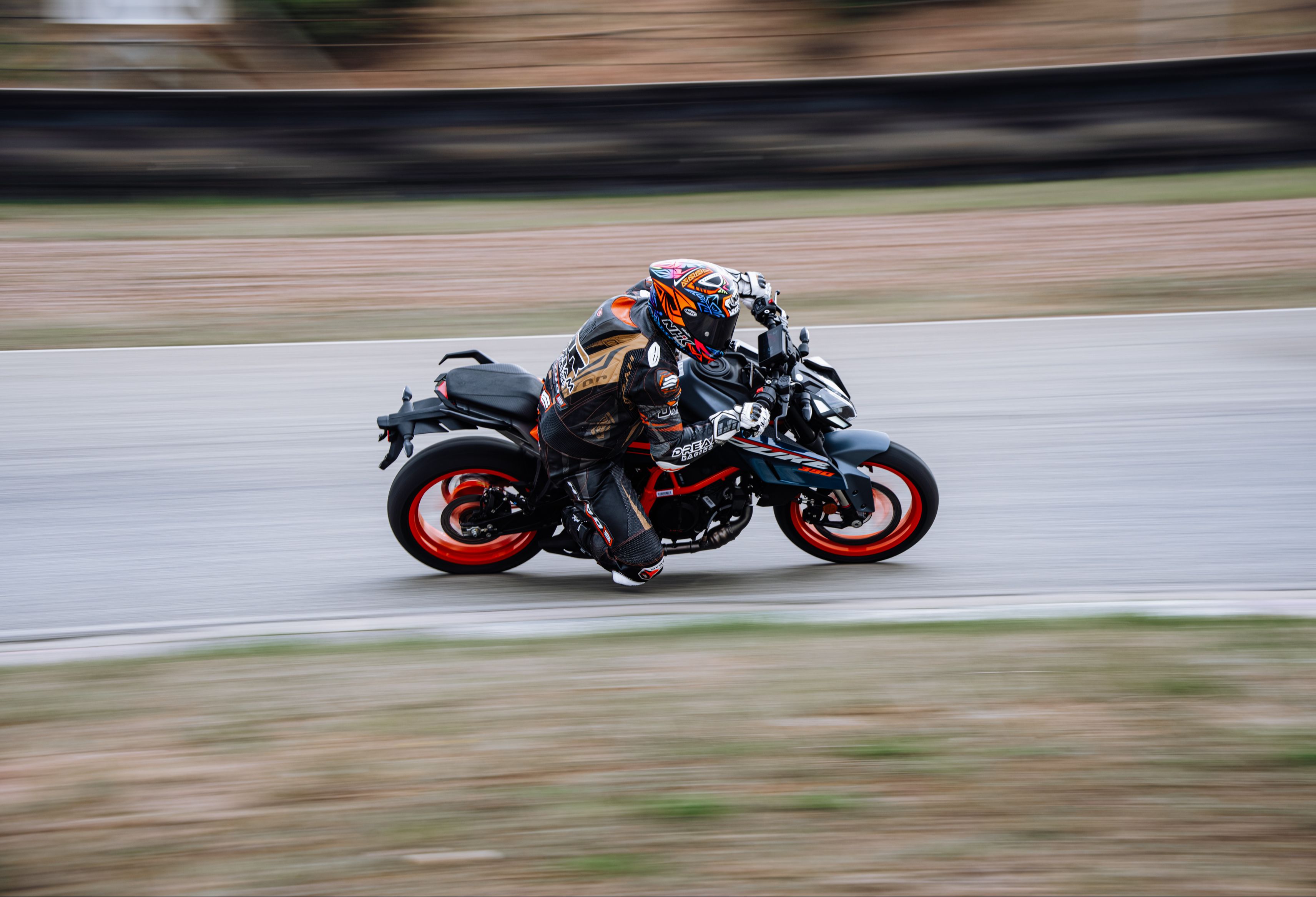 KTM DUKE 30周年 2024 KTM 390 DUKE现已上市 90%车身部件更新升级 带来更纯粹和极致的骑行体验 #ReadyToRace哔哩哔哩bilibili