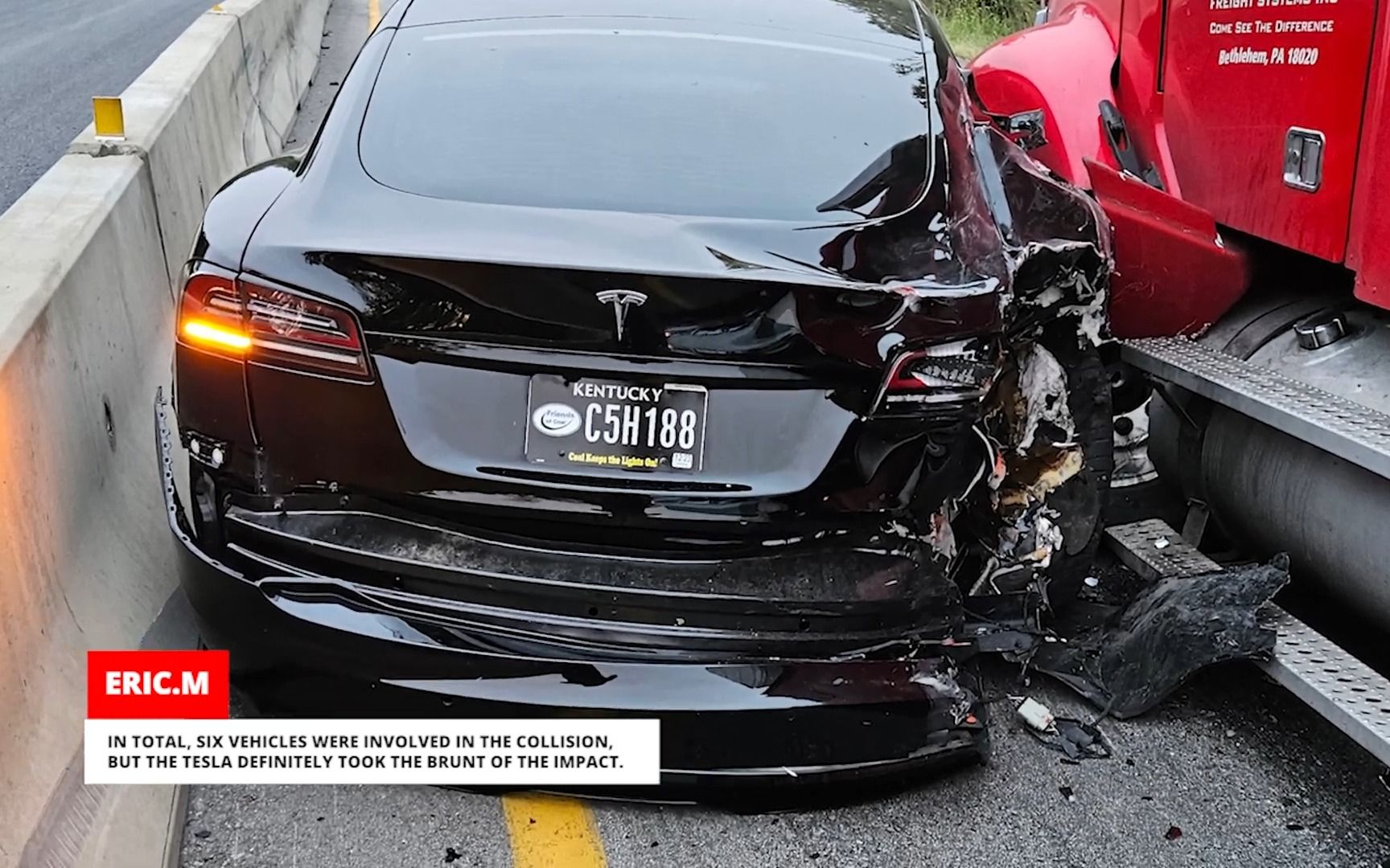 特斯拉镜头下的道路视角 | 连环事故