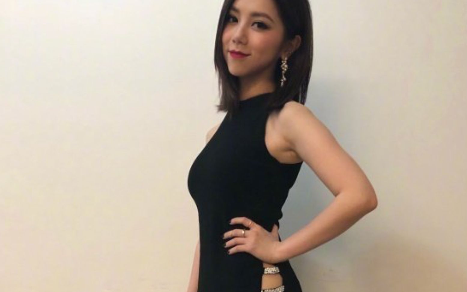 有种"穿旗袍"叫邓紫棋,裙叉不算啥她开到腰上,网友:真想给她缝上