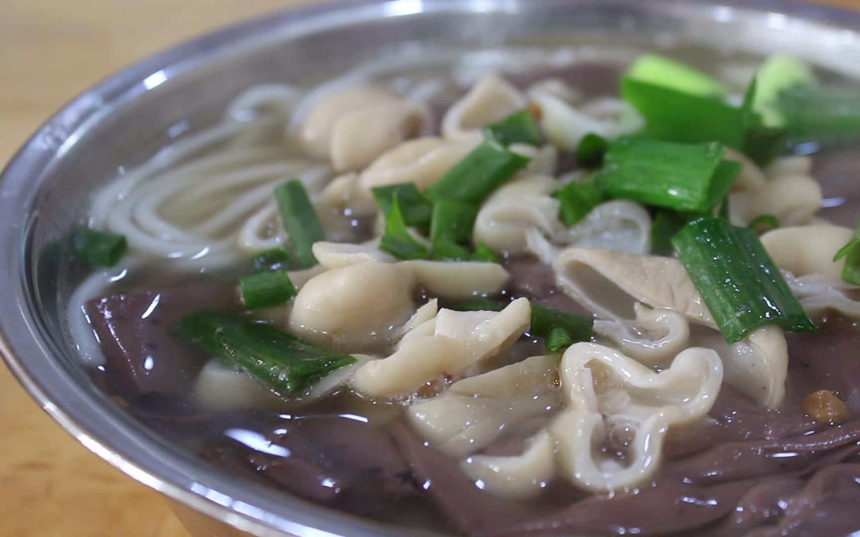 日销上百碗一家连演员郭涛也要偷偷跑来吃的猪脏粉店从不宣传却天天