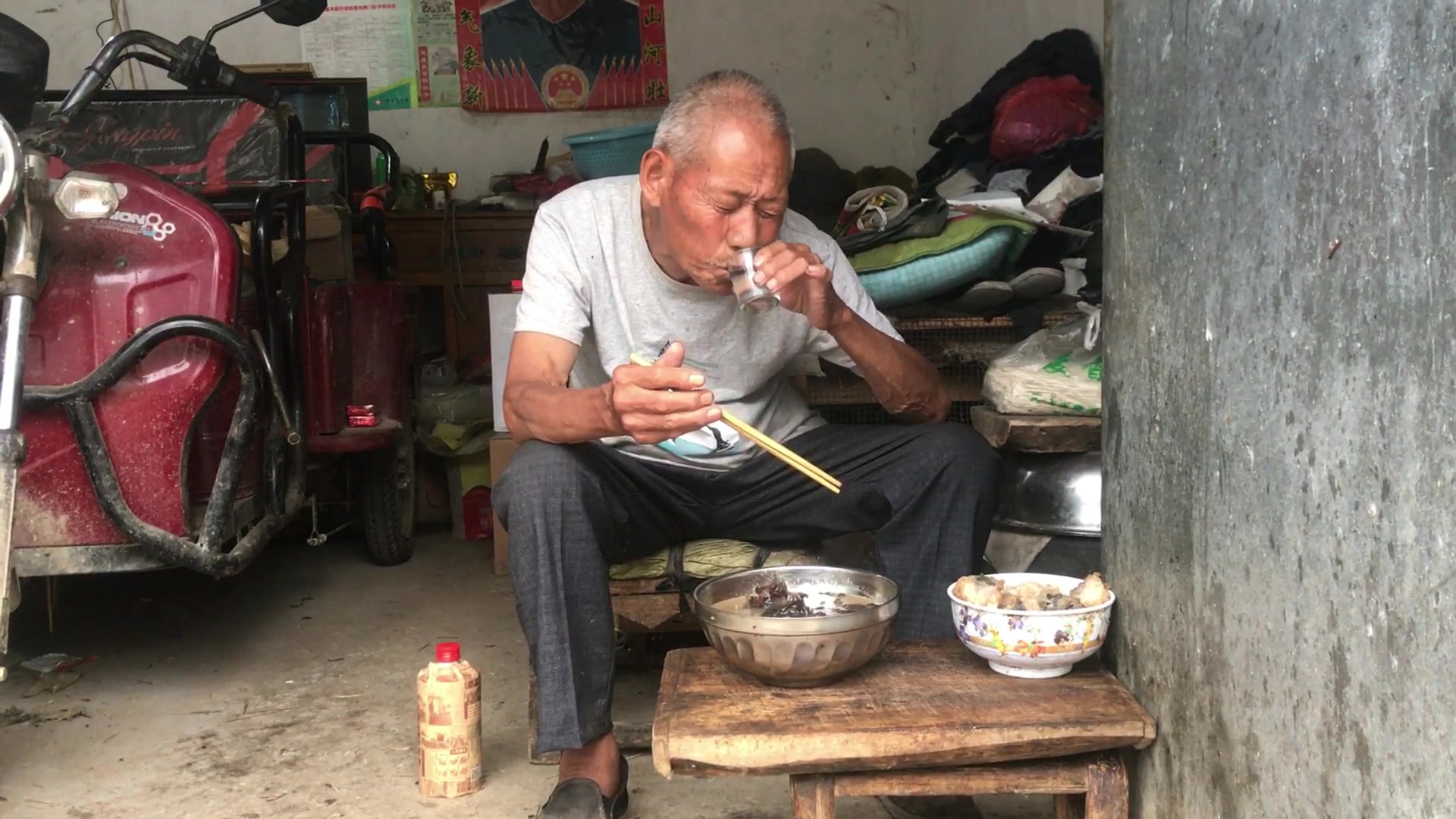 农村80岁光棍吃晚饭,一碗炸鱼配木耳汤,老人这生活真不赖