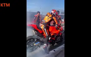 Télécharger la video: MotoGP原地烧胎&声浪欣赏