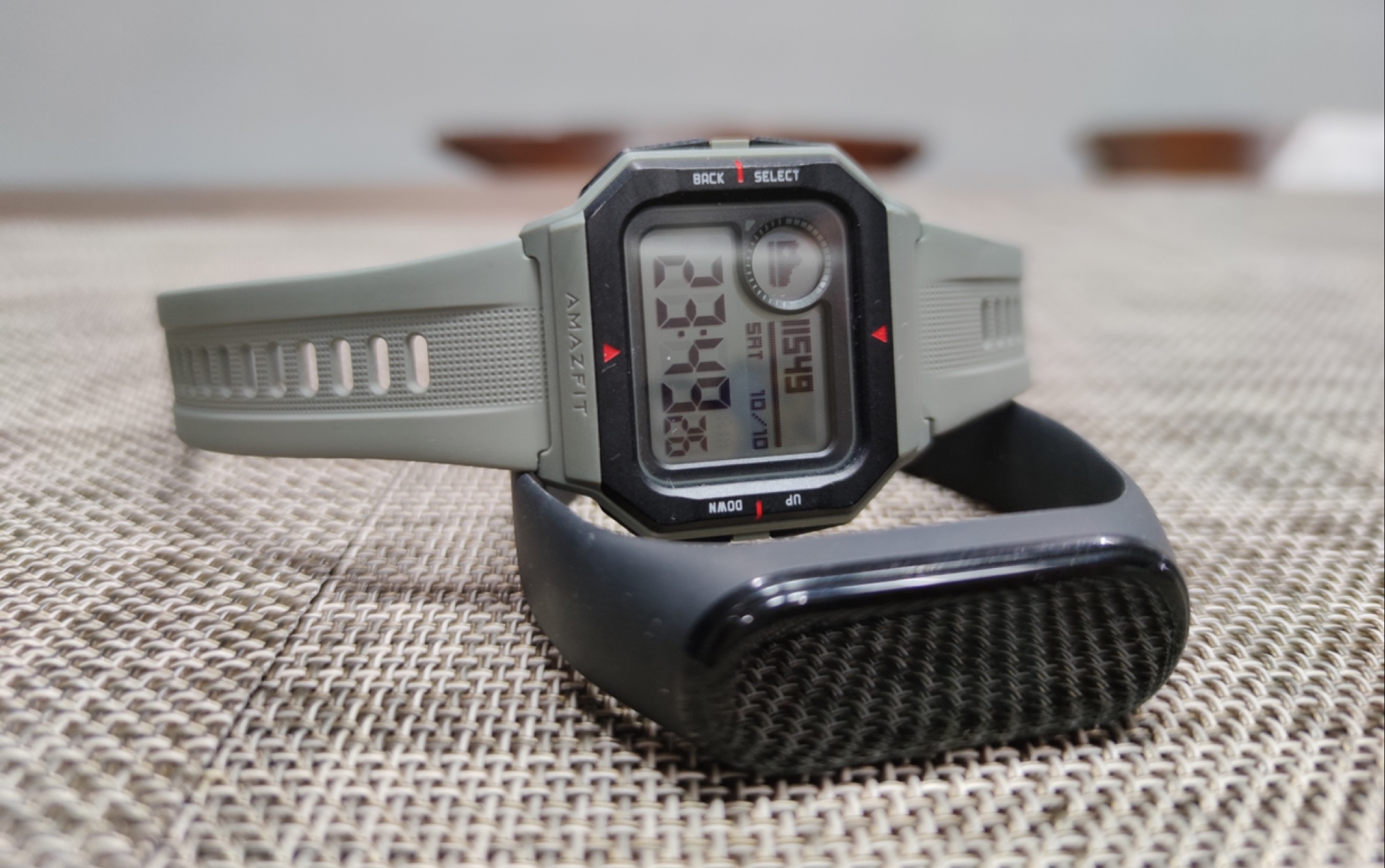 华米amazfitneo手表使用体验对比小米手环四