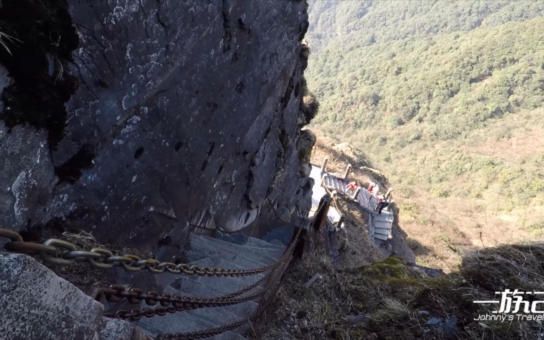 [图]贵州梵净山，中国的“天空之城”，几乎呈90度的石梯，你敢爬吗？