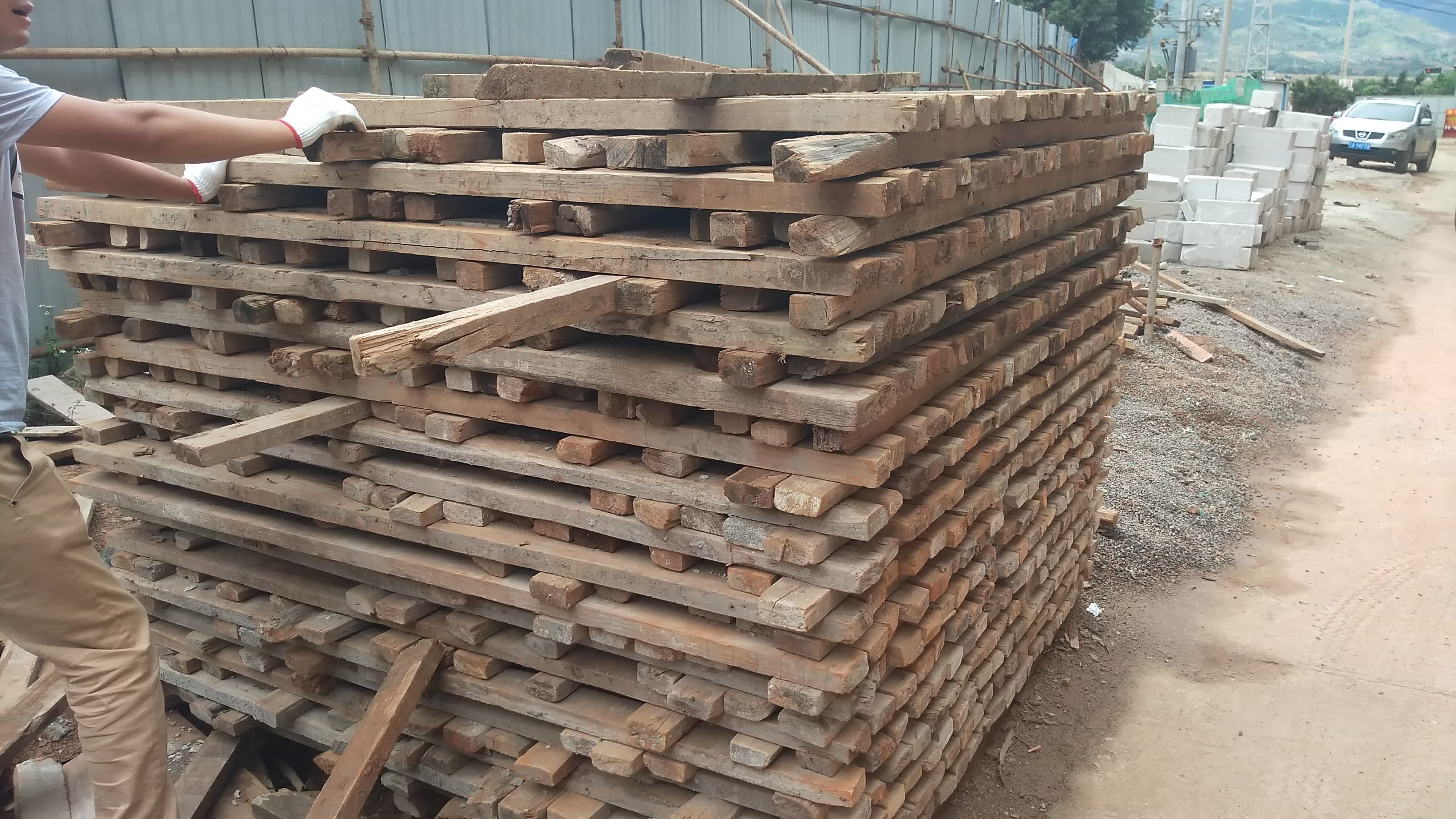 隔壁工地买旧木方现场解说