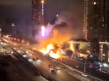 2025/2/1 一港牌海鲜货柜车 在 深圳罗湖 起火爆炸 现场无人员伤亡哔哩哔哩bilibili