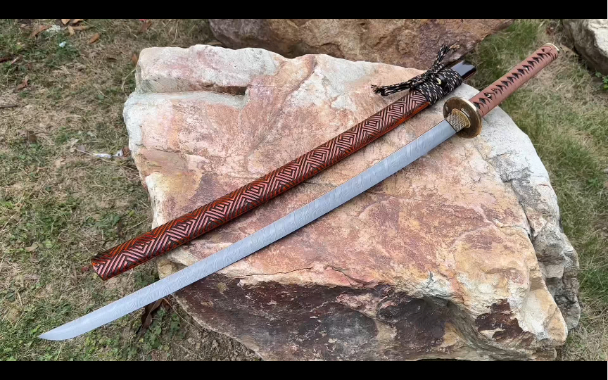 有品质的一把武士刀,实木手工雕刻大漆鞘,自炼花纹钢大马士革