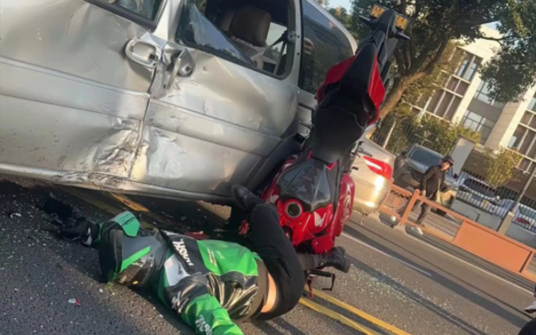 昨日第四人民医院门口发生重大交通事故,一名男子驾驶本田cbr500r超速