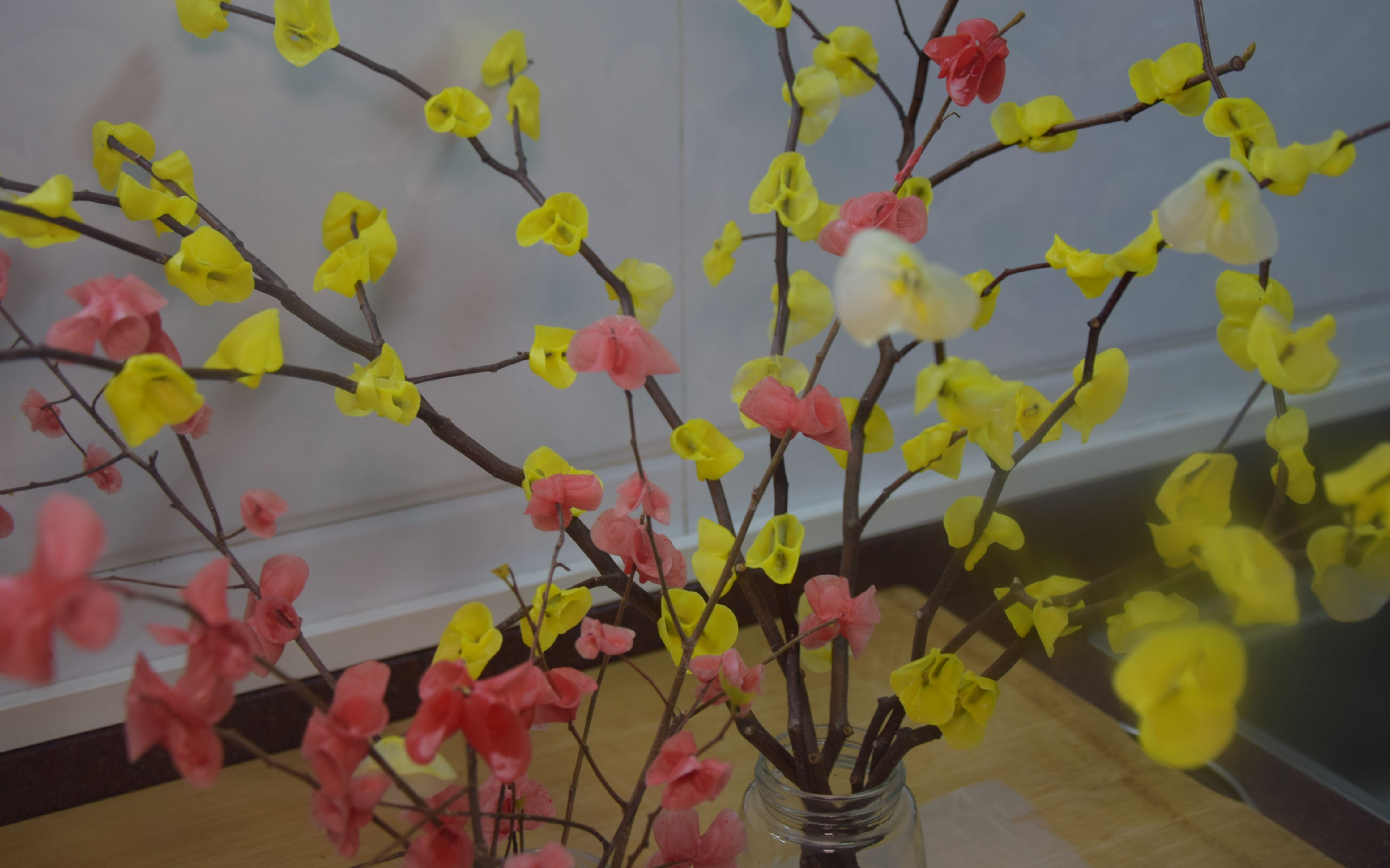 秀秀用几根蜡烛蜡笔做蜡梅花摆在客厅超好看红红火火过大年