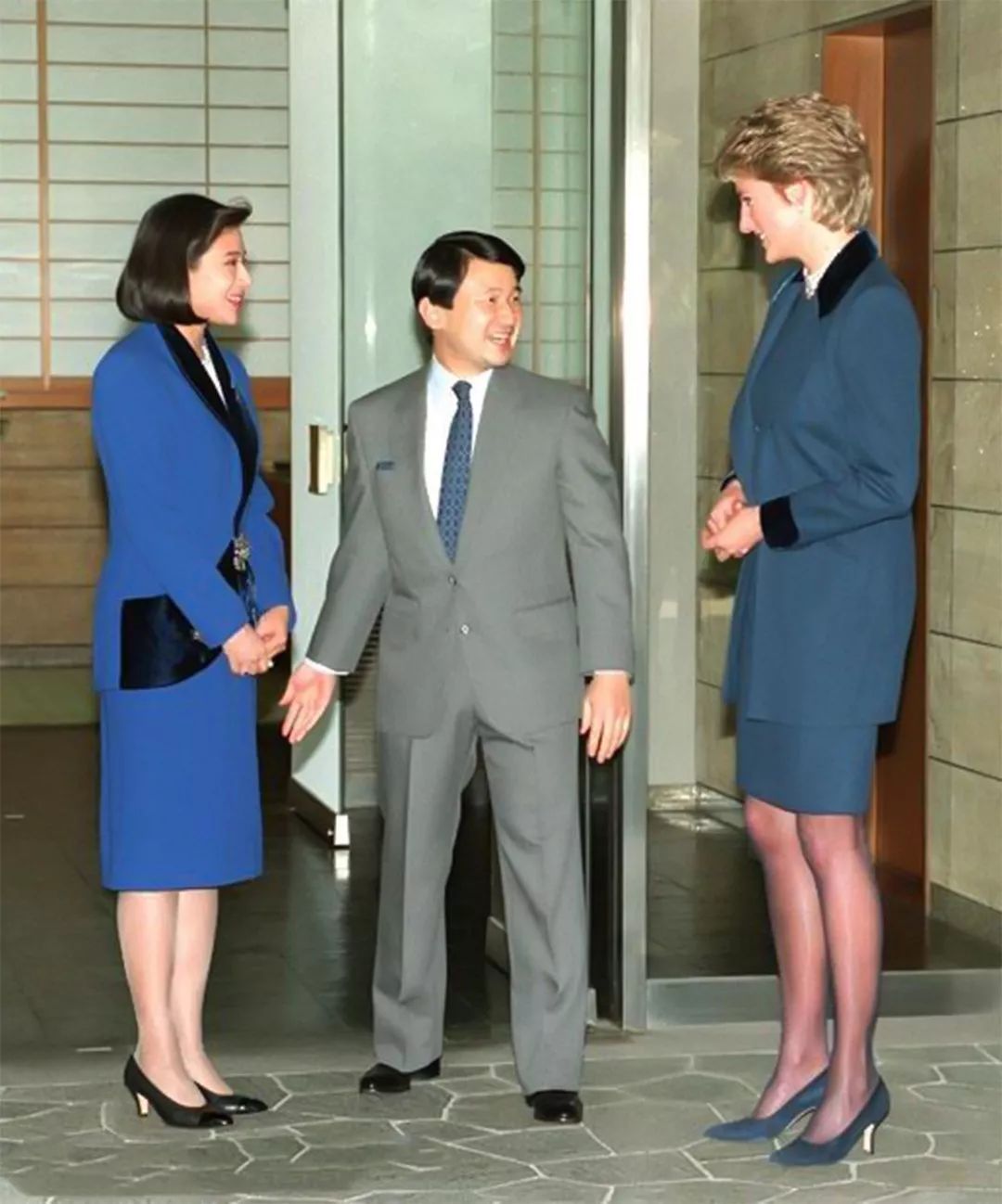 戴安娜1995年访日,和雅子初次见面尴尬撞衫,向天皇夫妇行屈膝礼