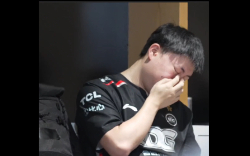 不敌wbg赛后,edg赛后众人落泪,uzi掩面哭泣