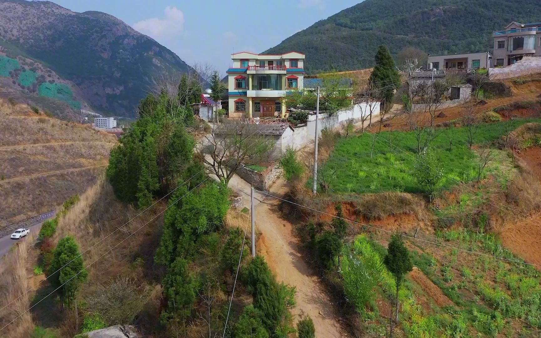 云南一人家建房山坡上门口还是剪刀路不知道房主怎么想的