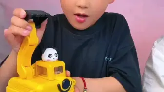 我太喜欢爸爸送的挖掘机水杯了