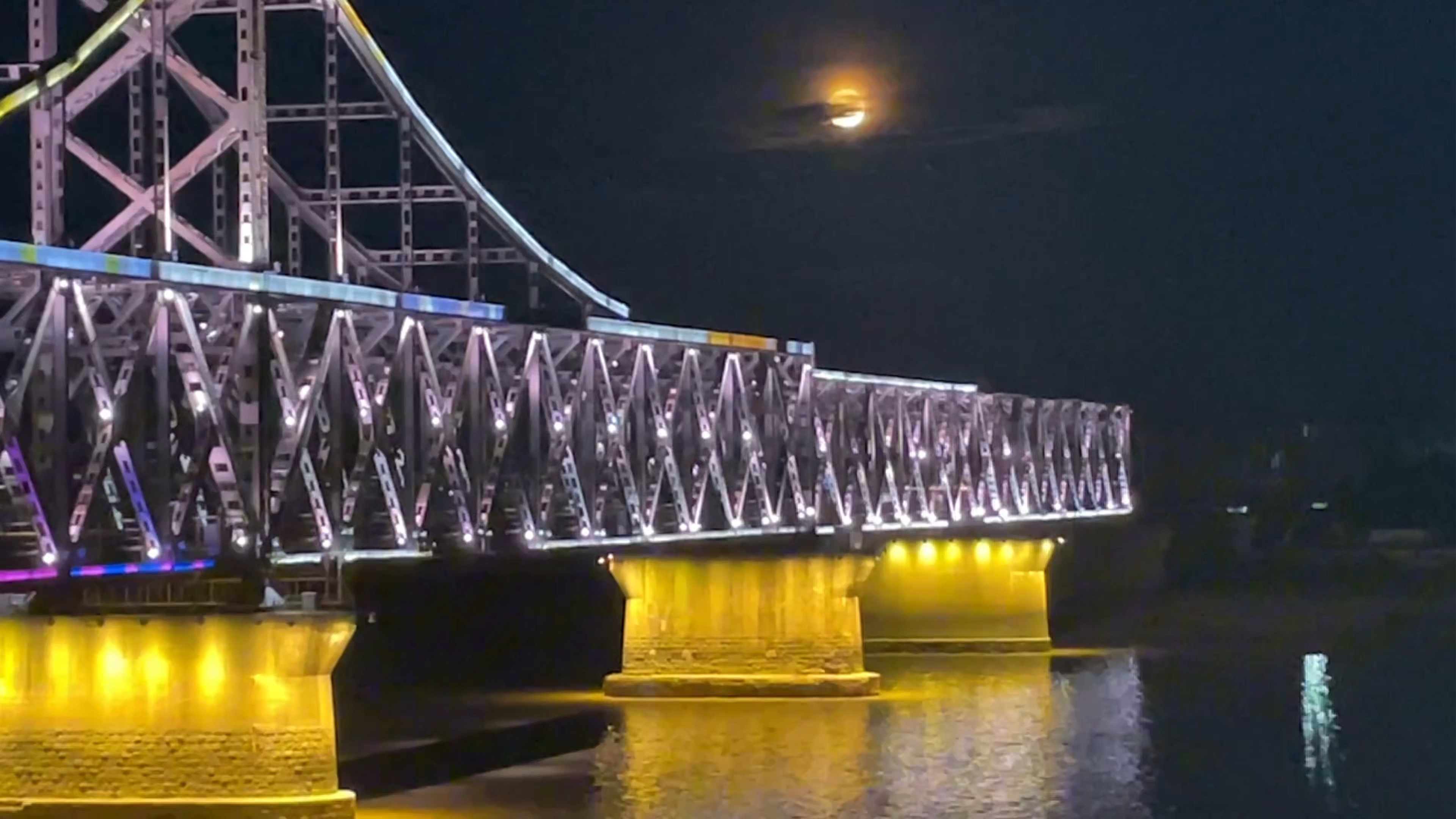 沿着g331看鸭绿江对面