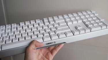 咦？一颗螺丝都没有的铝不怕摔！ / CHERRY MX3.0S 樱花键盘_哔哩哔哩_