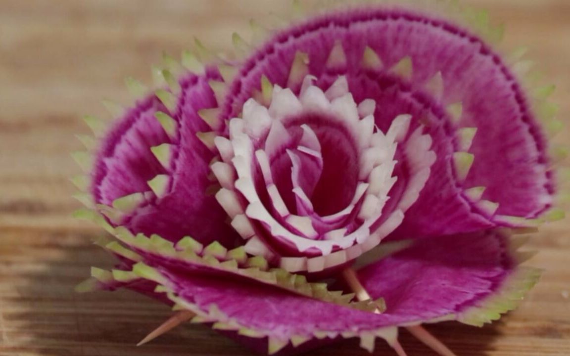 教你用萝卜做花朵摆盘,切成薄片用牙签固定,做法简单又好看