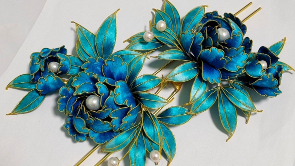 不知道算不算是第一个用绒花做立体掐丝仿点翠的,是立体的哦,不是相对