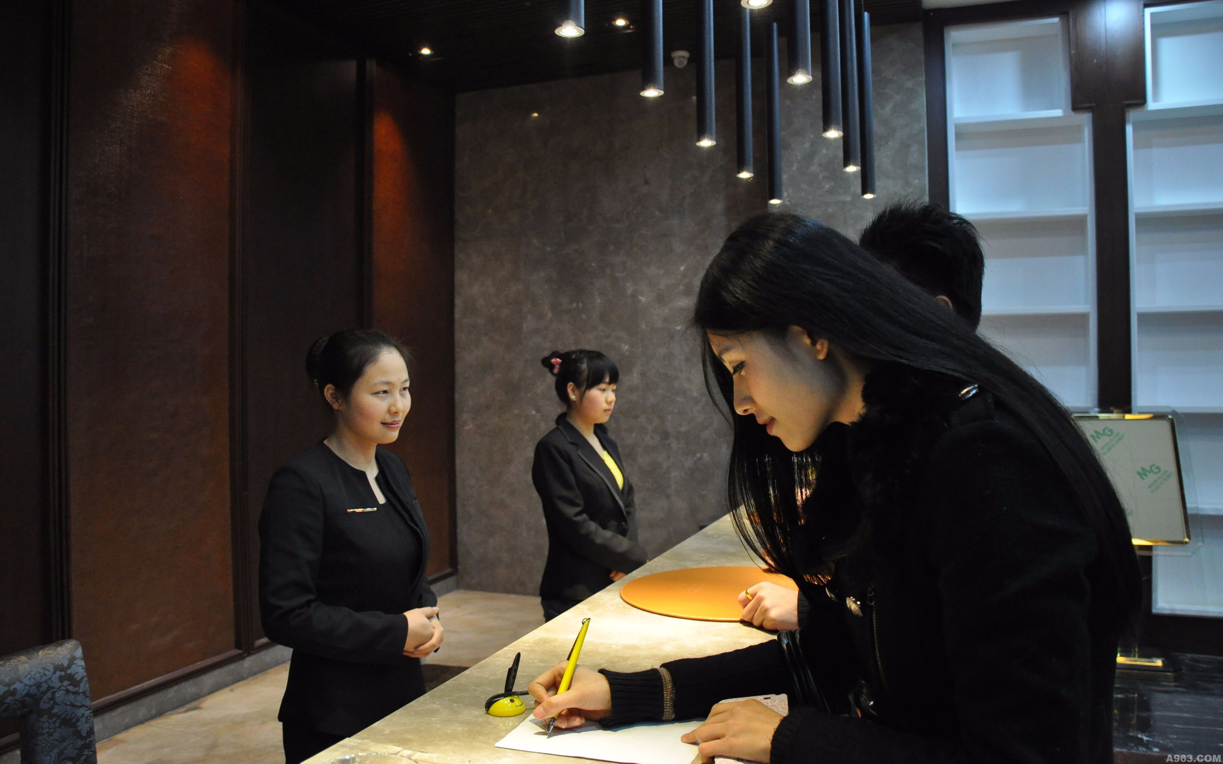 酒店的双人间,为何不能多带一个人住?前台美女无奈透漏出实情!