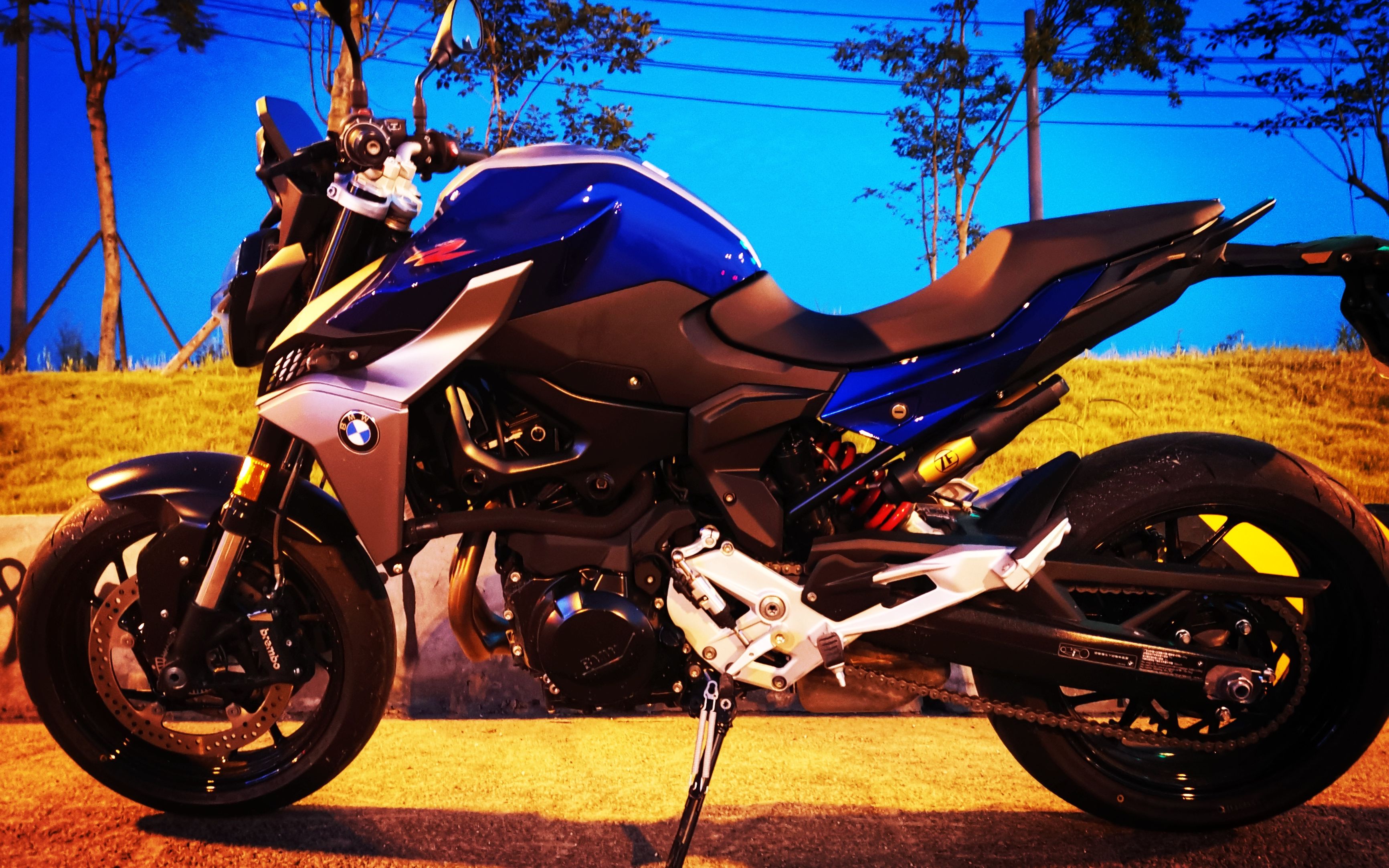 bmw f900r 晚上溜溜车发现了900r的实用小功能