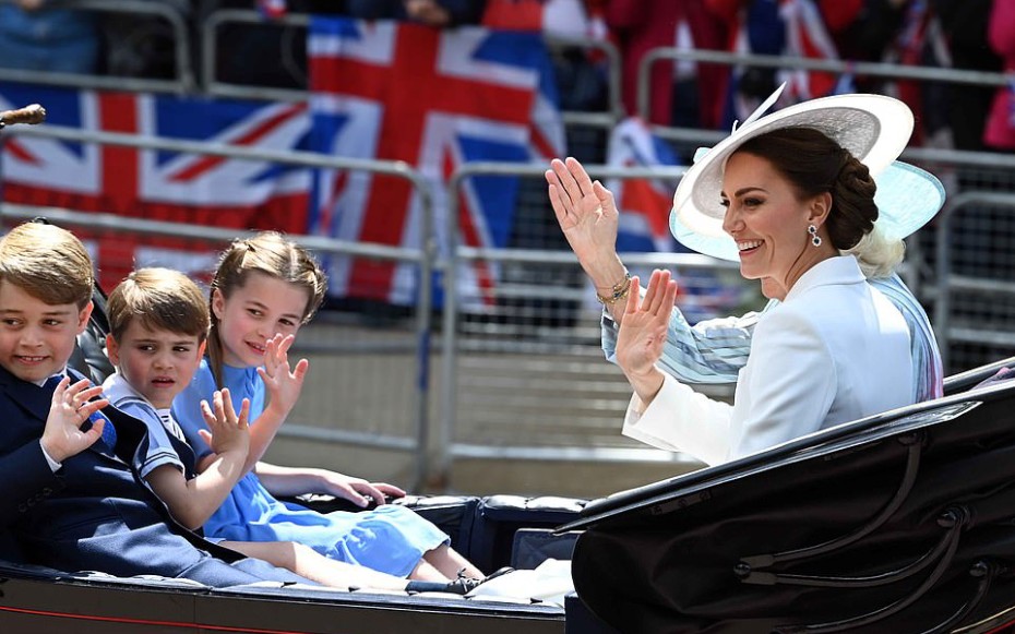 王室孩子们出来了!英国女王登基庆典