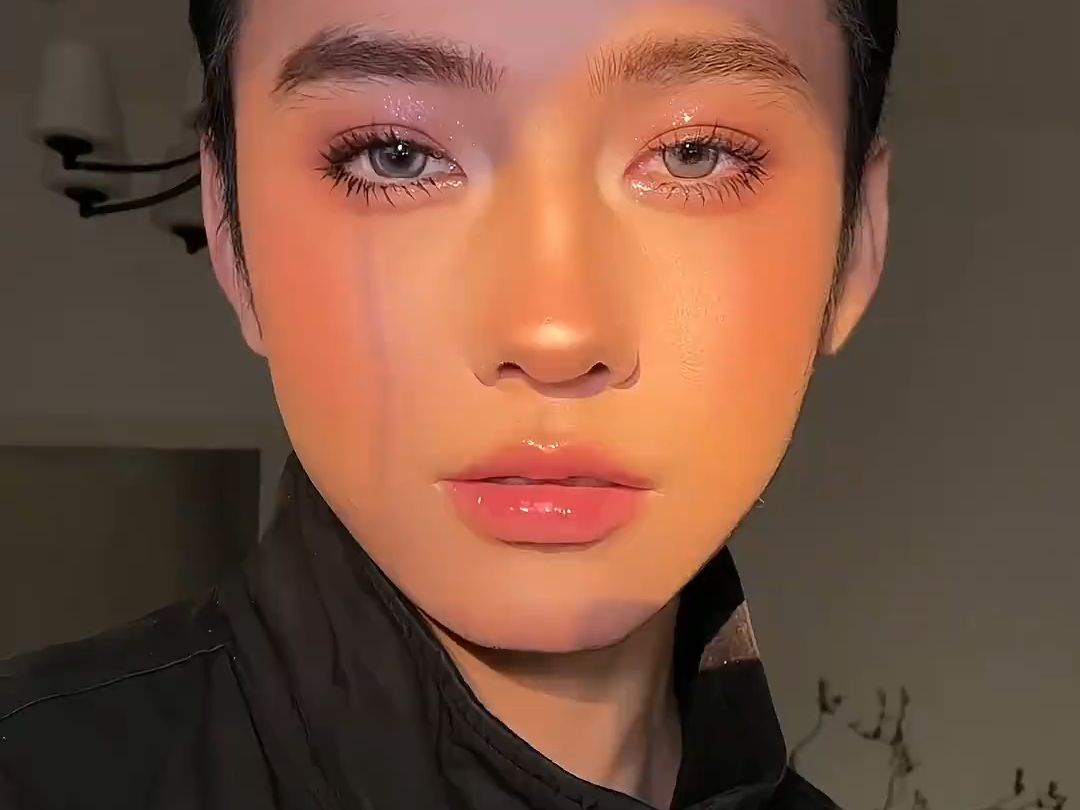 小平头黑皮纯欲辣妹妆