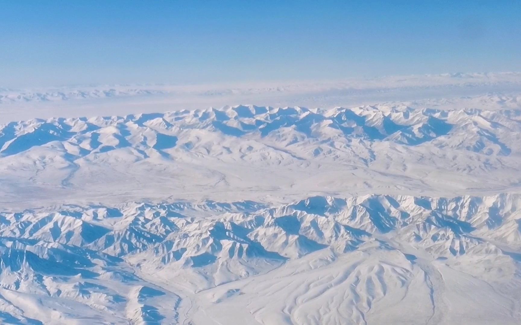 飛躍新疆萬米高空俯瞰天山雪山巍峨連綿壯觀真的太漂亮啦