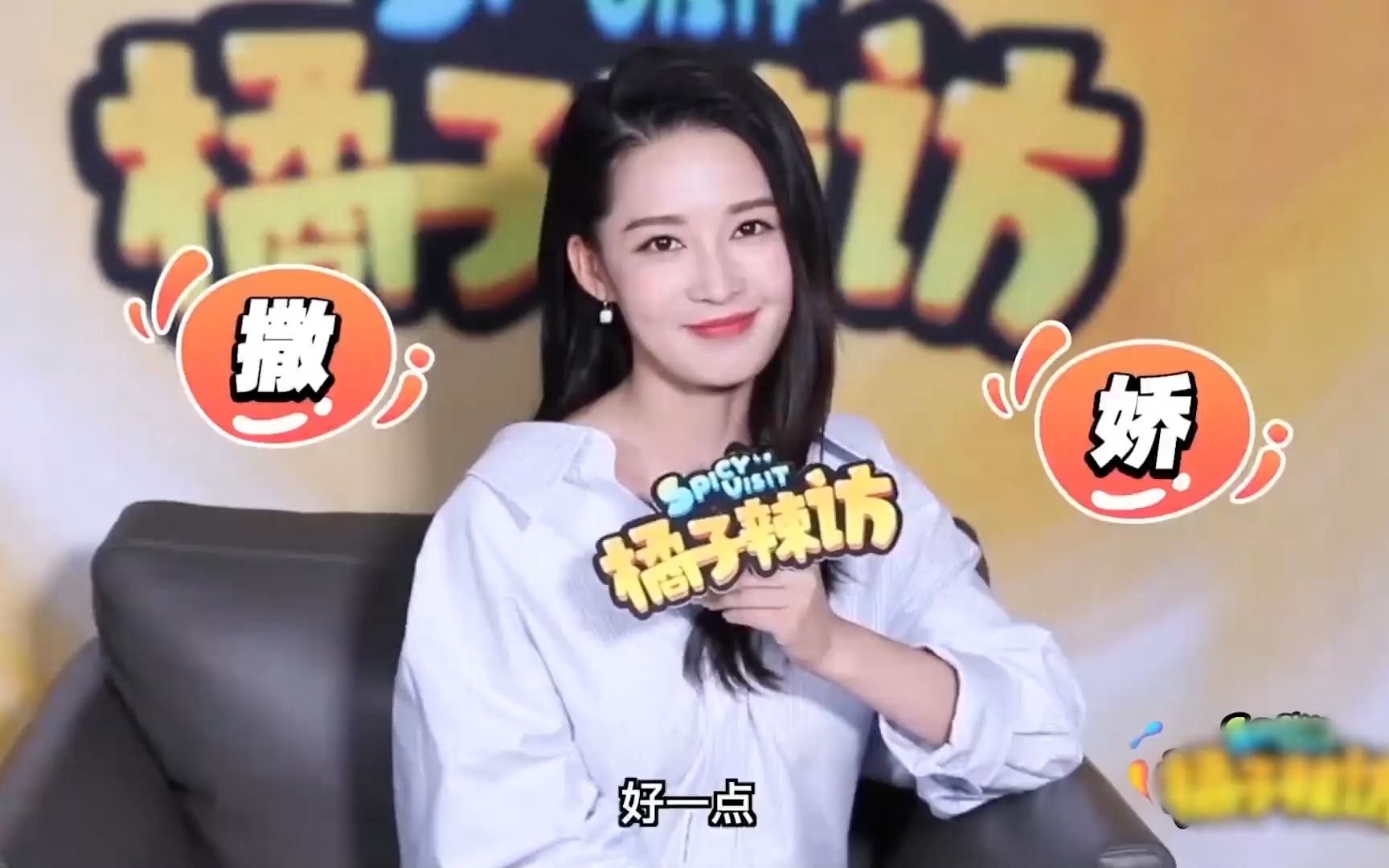 李沁沙滩蹲下玩沙子,不料忘了穿清凉镂空上衣,下秒粉丝疯狂截图