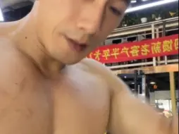 Descargar video: 40岁叔系健身肌肉男     身体状态极佳