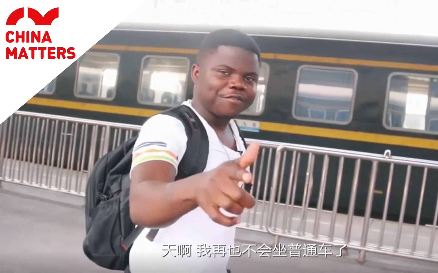 非洲小哥专门来中国坐高铁就想看看到底有多快