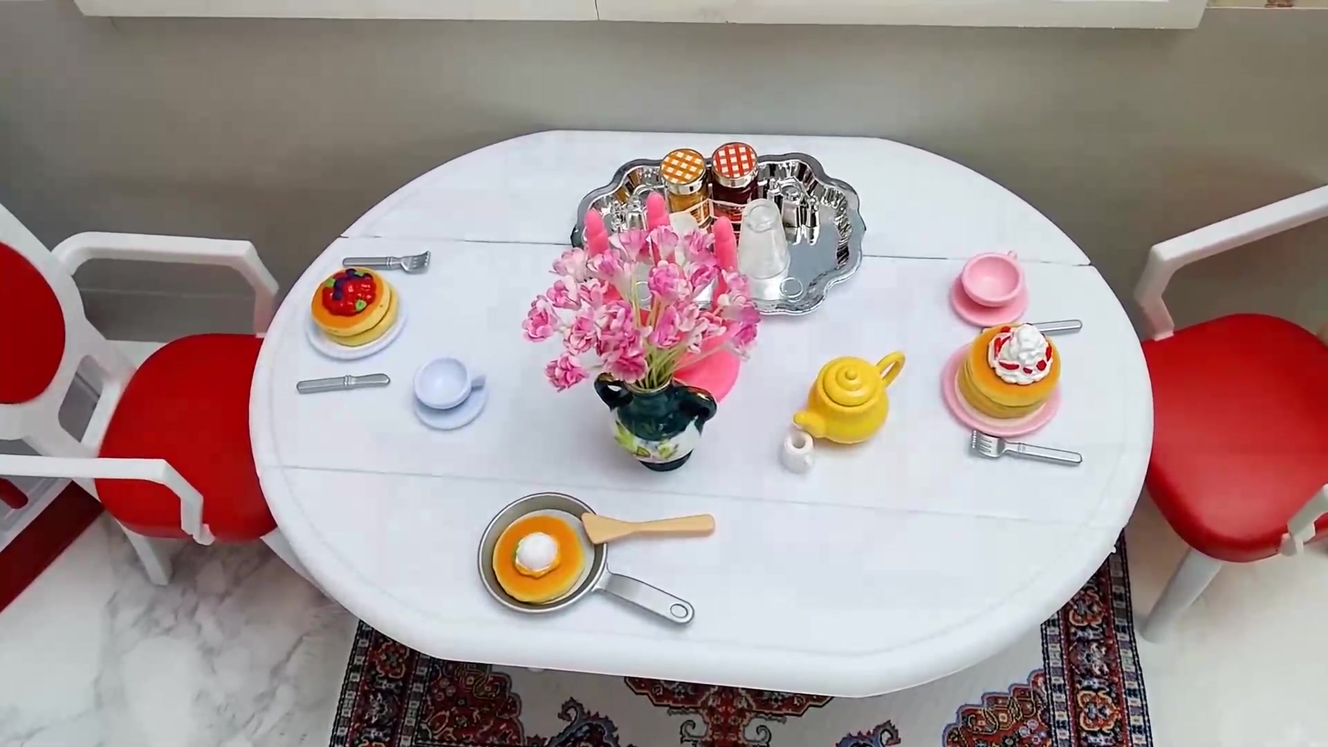 展示辛得瑞拉和爱丽儿的厨房玩具