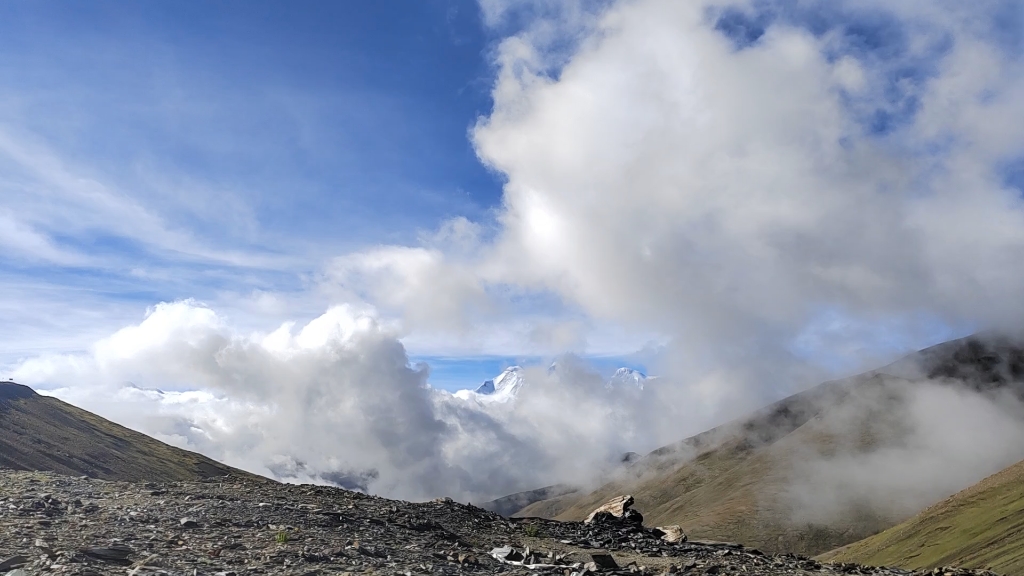 在去往蒙达拉山垭口的路上远望库拉岗日雪山