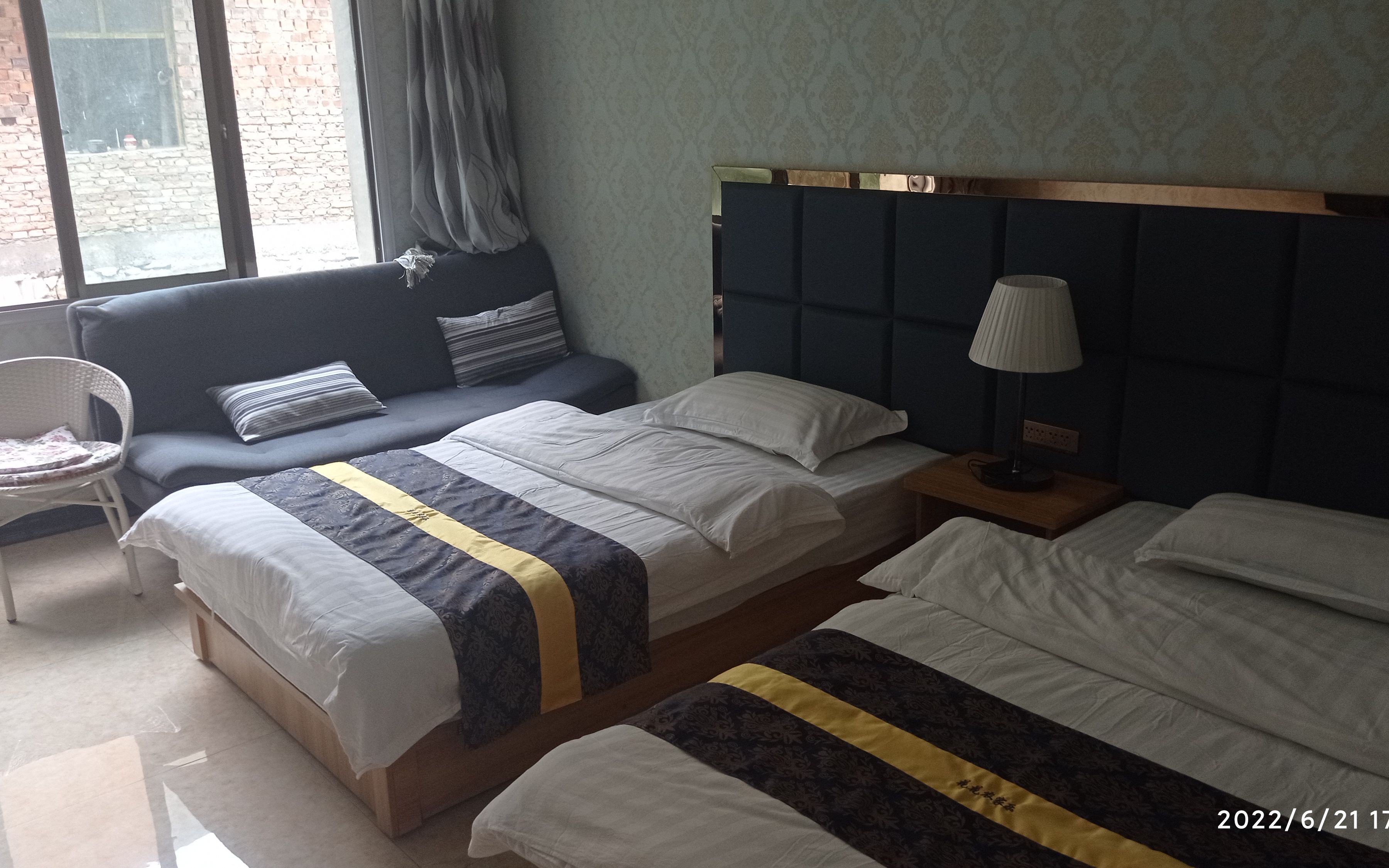 在官鹅沟景区内的客栈吃晚餐,两人花费110元