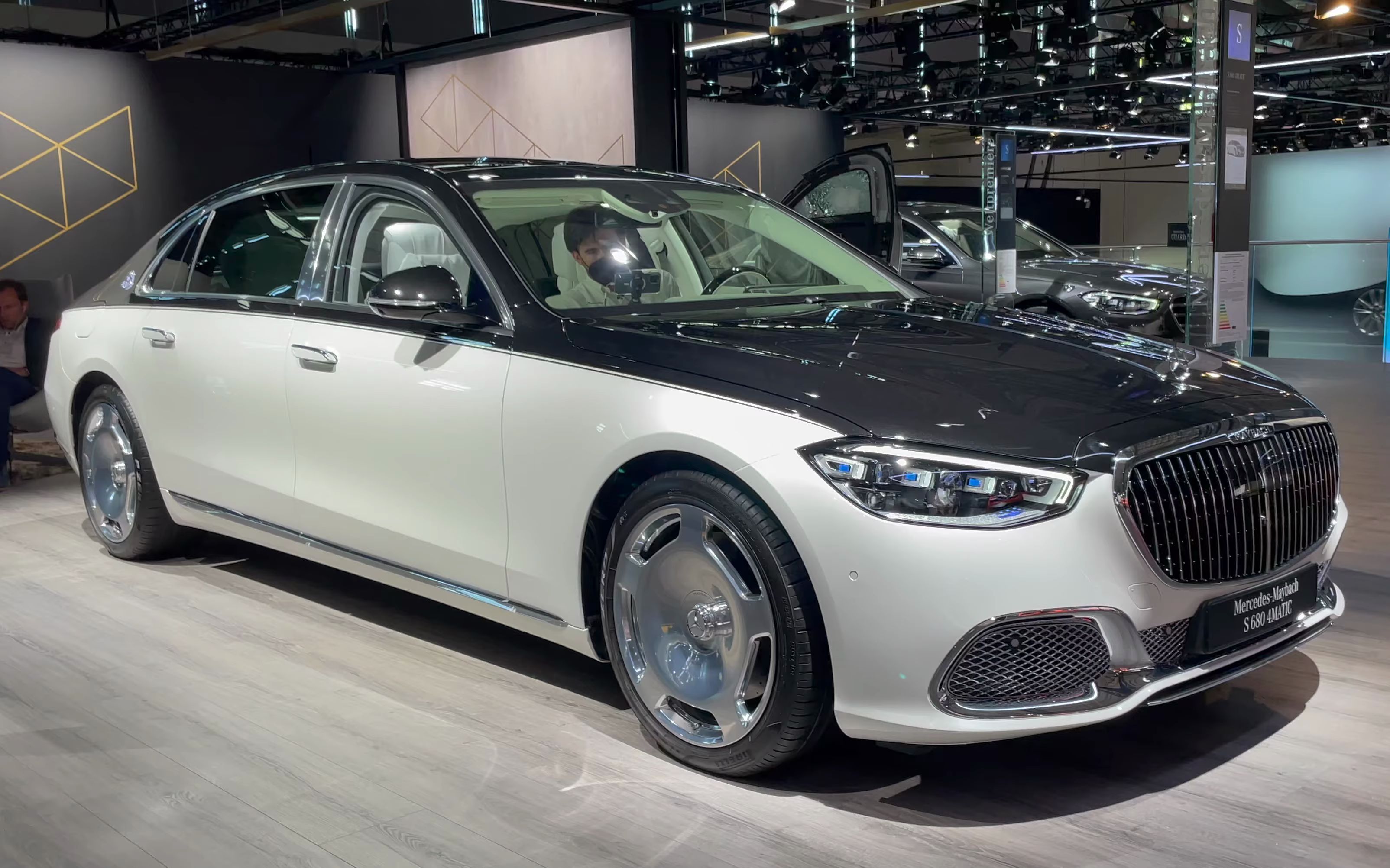 奔驰迈巴赫w223z223s级s6802022年款v12体验测评