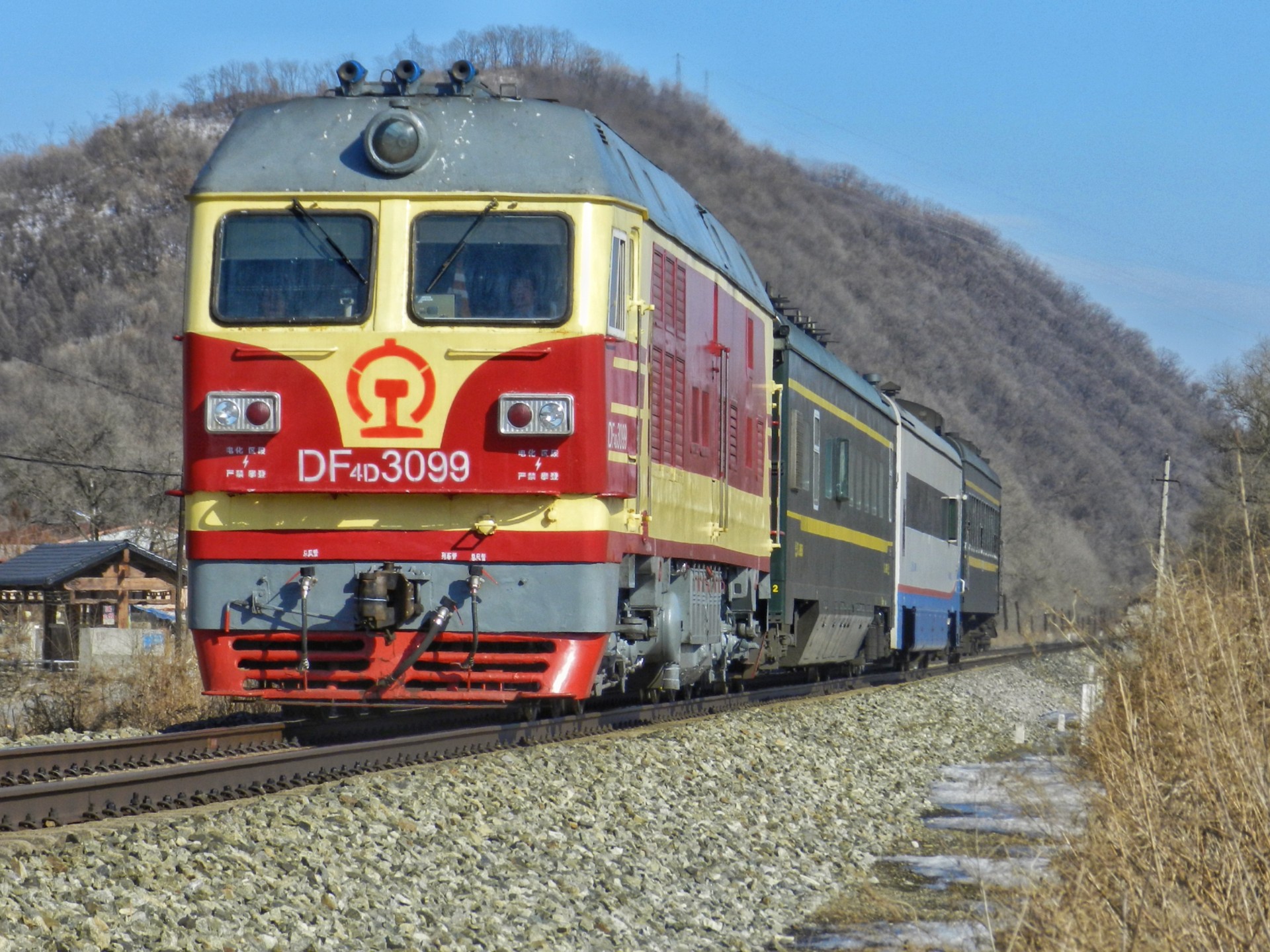 沈吉线上行检测通过斗虎屯站,沈局沈段df4d 3099机车牵引