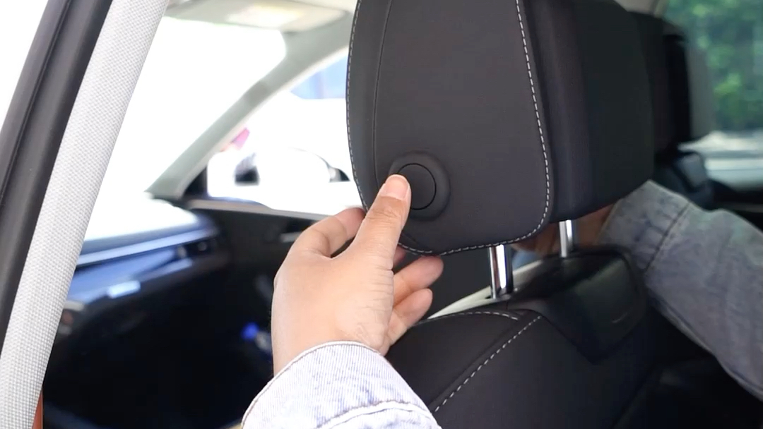 奥迪a4头枕如何调节