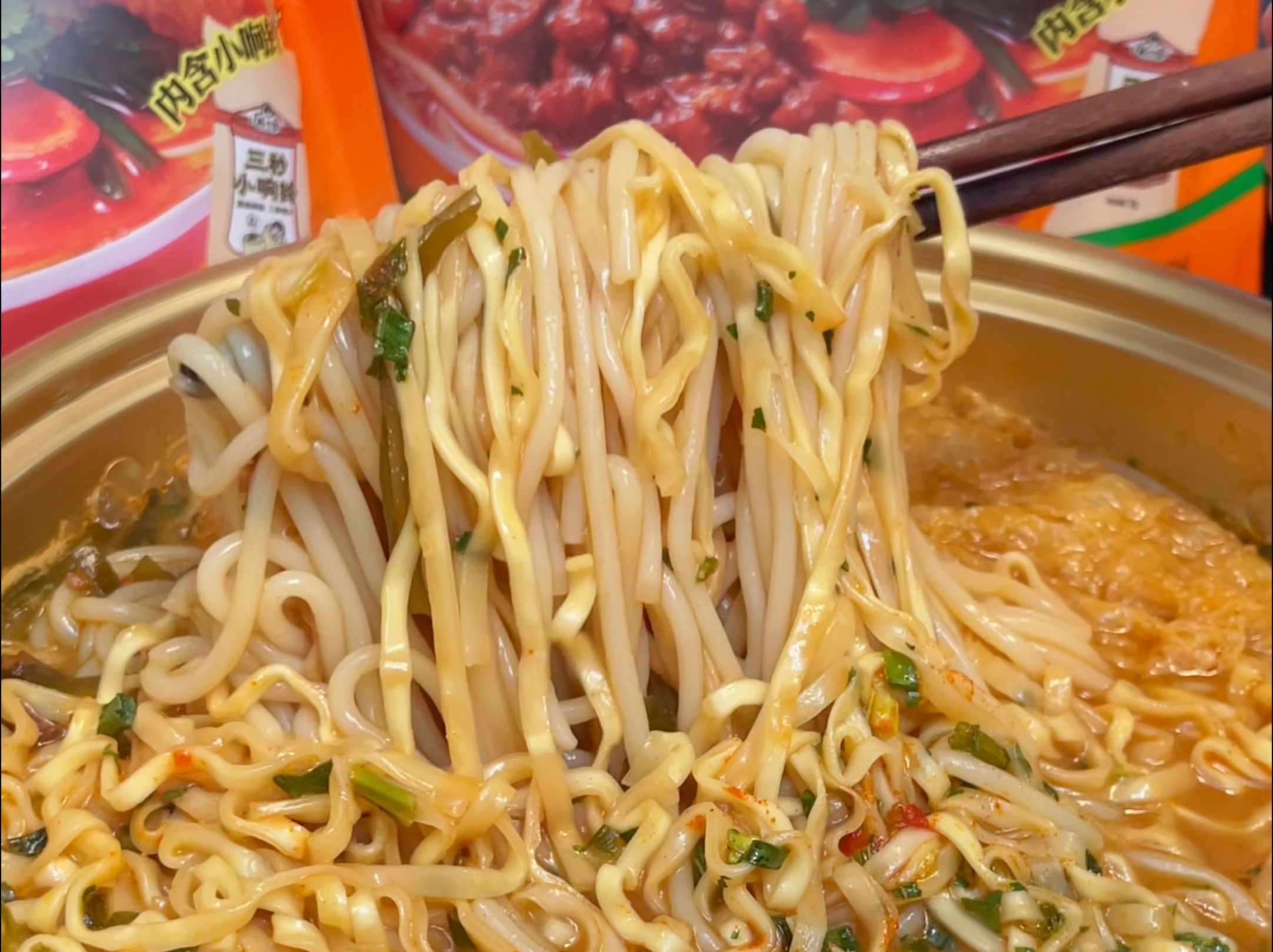 满小饱出了粉面两掺的组合,一次性就可以吃到两种面!