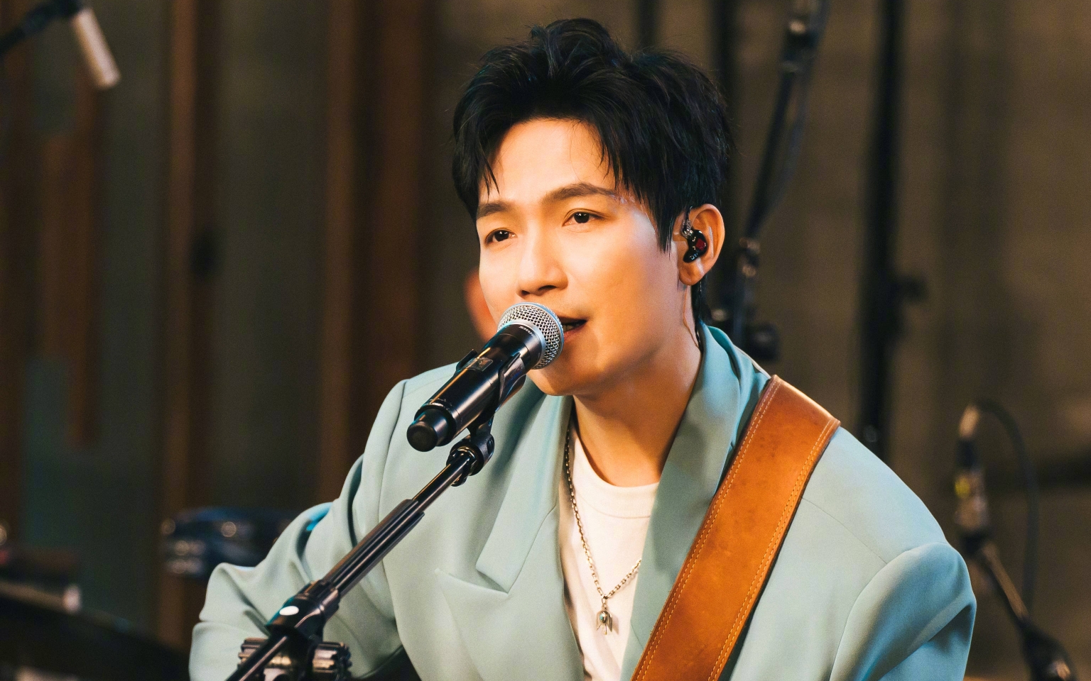 陈楚生-一叶知秋感受民谣,沉醉其中.