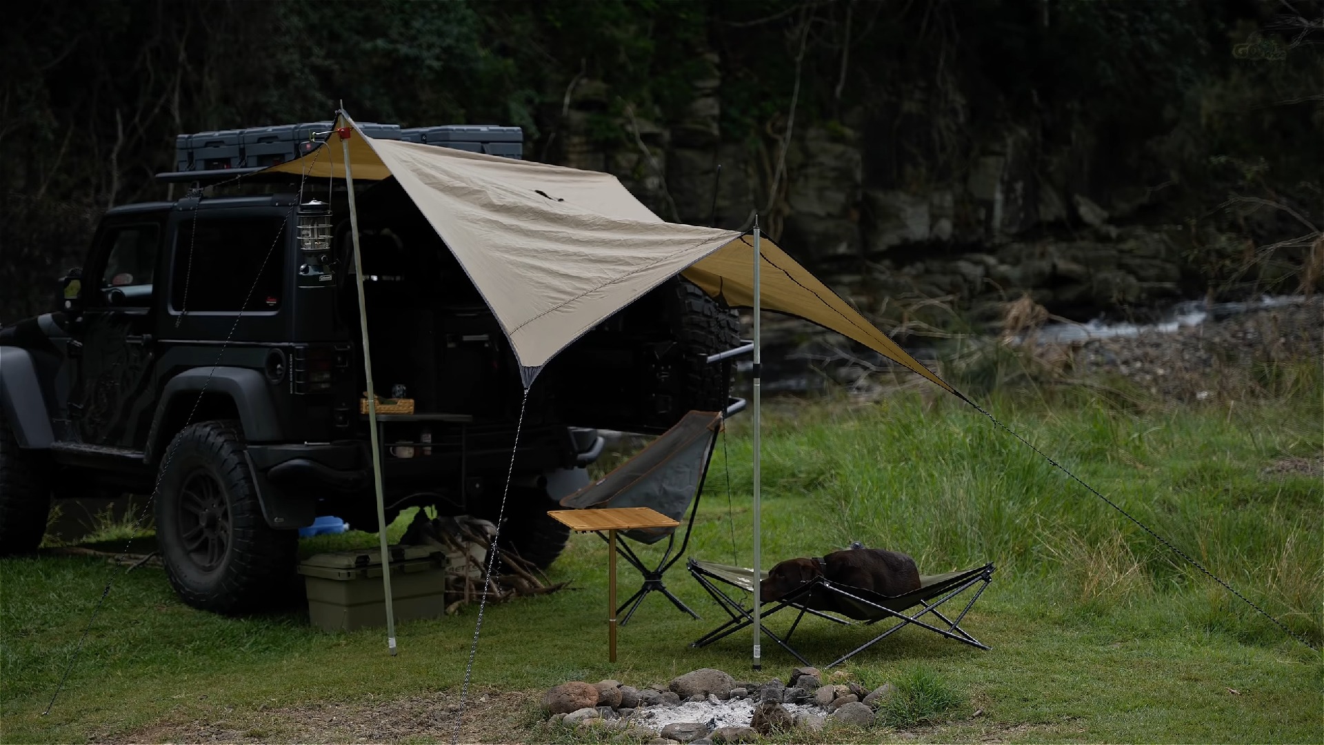 独自在雨中露营