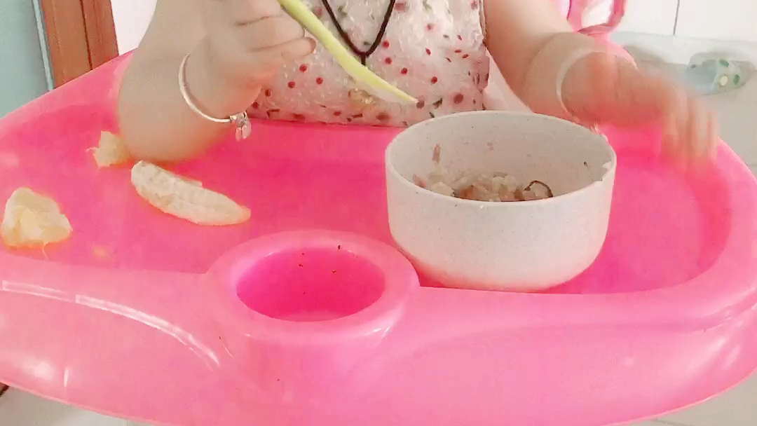 2岁宝宝自己学吃饭