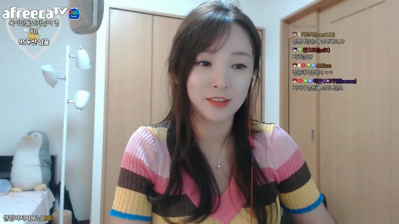 韩国女主播aejin lee的视频聊天系列:彩虹色外套又来了,好宽松的感觉