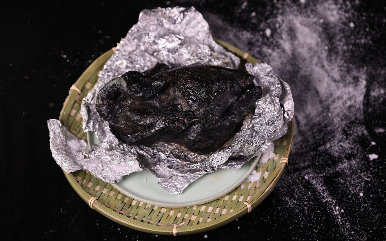 不用烤箱一口锅就能做出鲜嫩多汁的盐焗乌鸡