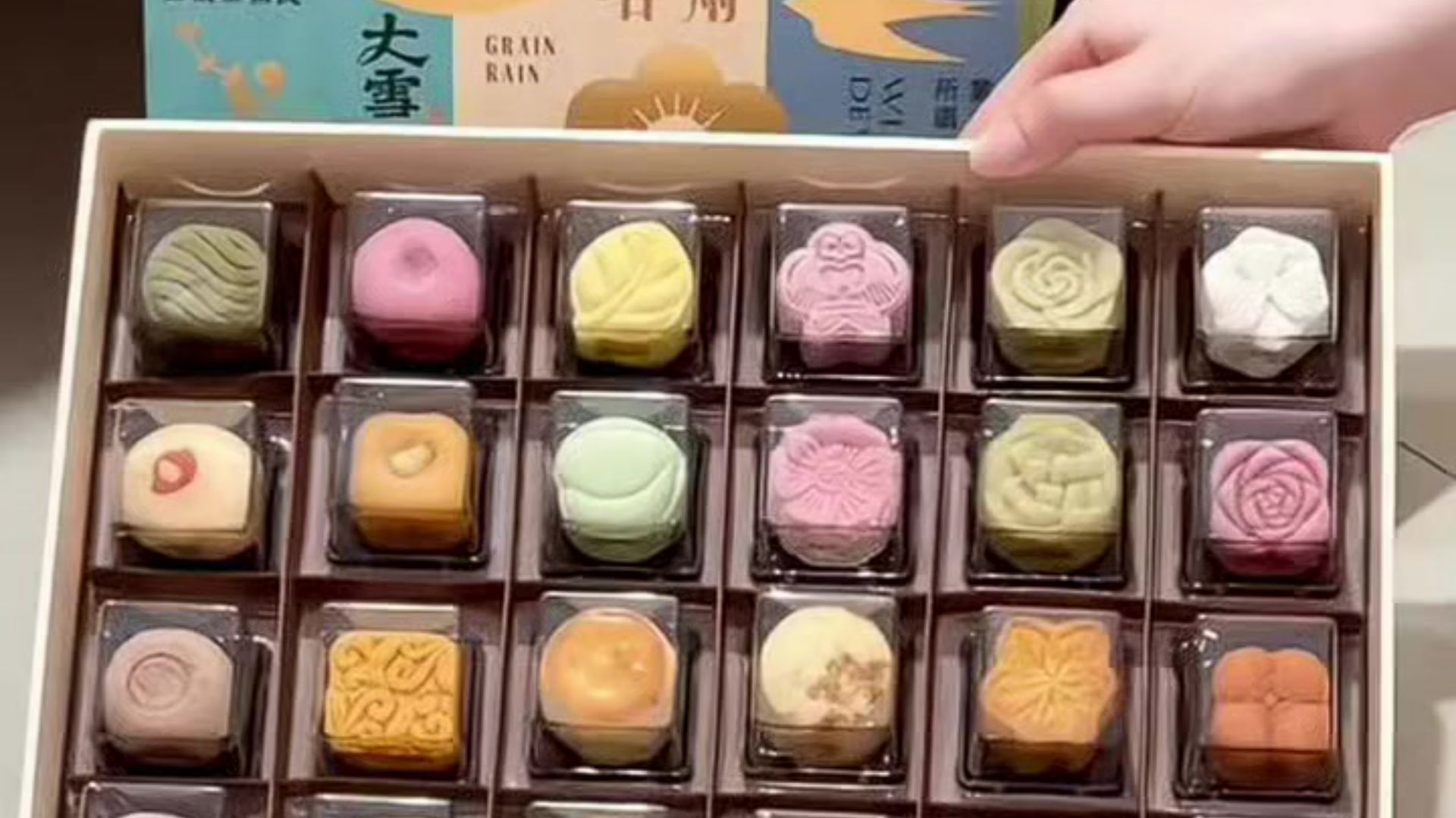 中秋月饼礼盒 24节气风味糕点 24枚装 流心咸蛋黄 精美礼盒送礼佳品