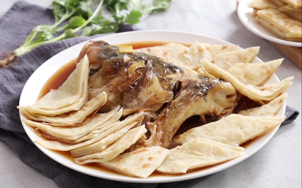 鱼头泡饼这样做,操作简单,美味十足,比外面的好吃十倍!