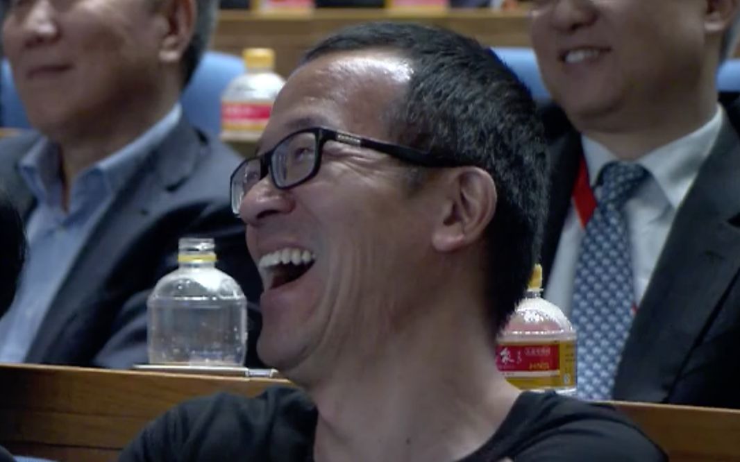 马云调侃俞敏洪,面对马总无敌的口才,俞敏洪只能尬笑