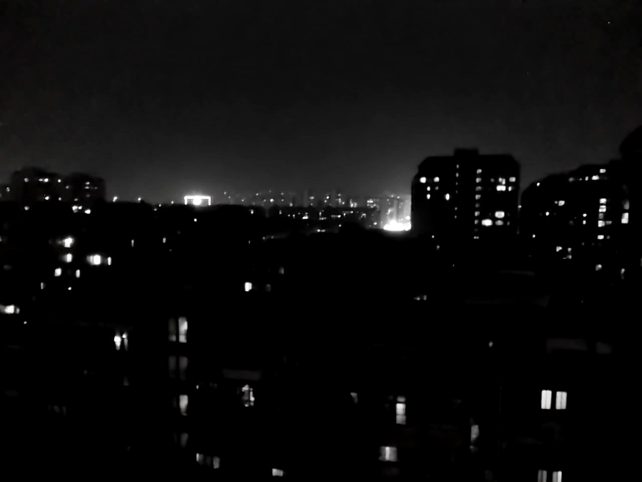 晚上坐在屋顶吹风